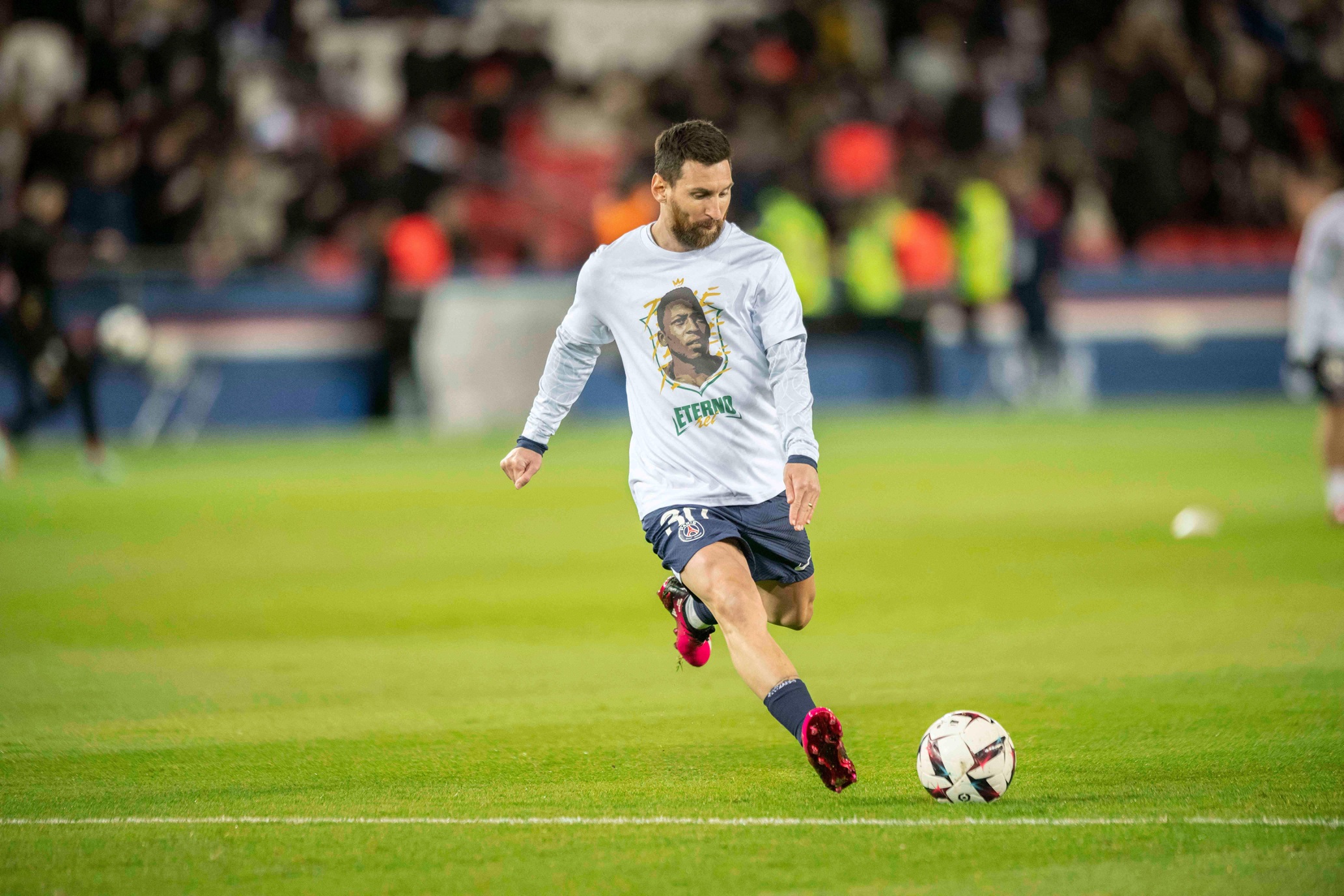 Messi com camisa do PSG em homenagem a Pelé