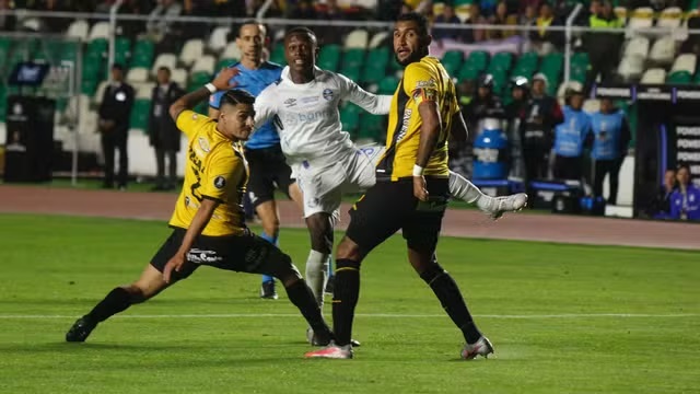 Nathan Fernandes em finalização para o Grêmio contra o The Strongest