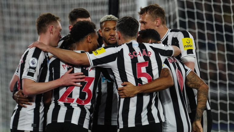 Newcastle brilha e entra na briga por uma vaga na Champions League