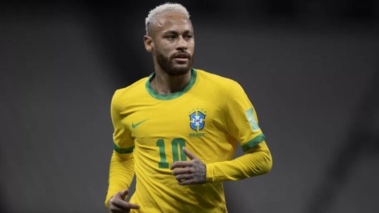 Neymar tem atuado na Seleção como meia de ligação ou "falso 9"