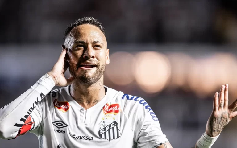 Neymar está no centro da imagem, comemorando um gol do Santos