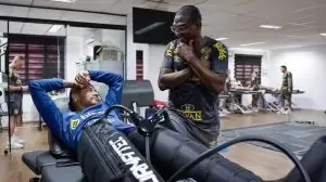 Neymar em tratamento no CT Rei Pelé, depois da segunda lesão na coxa esquerda, acompanhado do técnico interino do Santos, César Sampaio