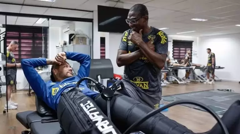 Neymar em tratamento no CT Rei Pelé, depois da segunda lesão na coxa esquerda, acompanhado do técnico interino do Santos, César Sampaio