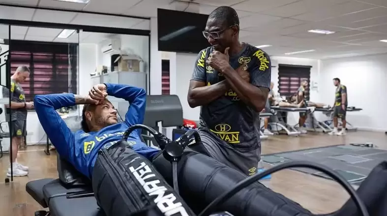 Neymar em tratamento no CT Rei Pelé, depois da segunda lesão na coxa esquerda, acompanhado do técnico interino do Santos, César Sampaio
