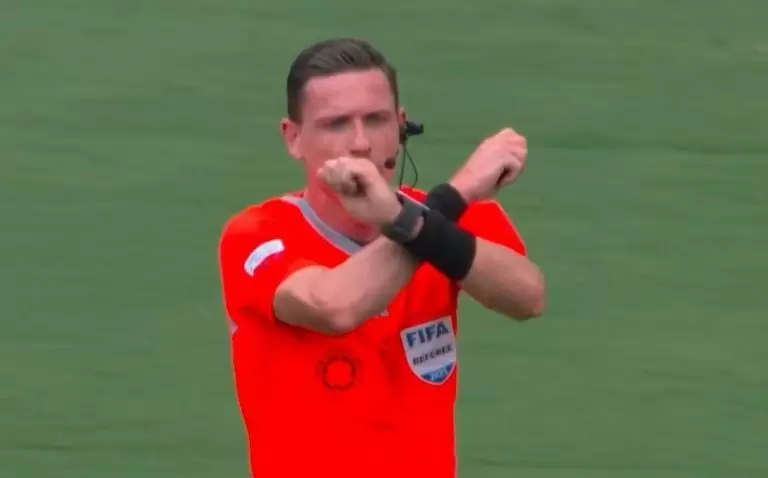 O árbitro brasileiro Ramon Abatti Abel acionou o protocolo antirracista da Fifa