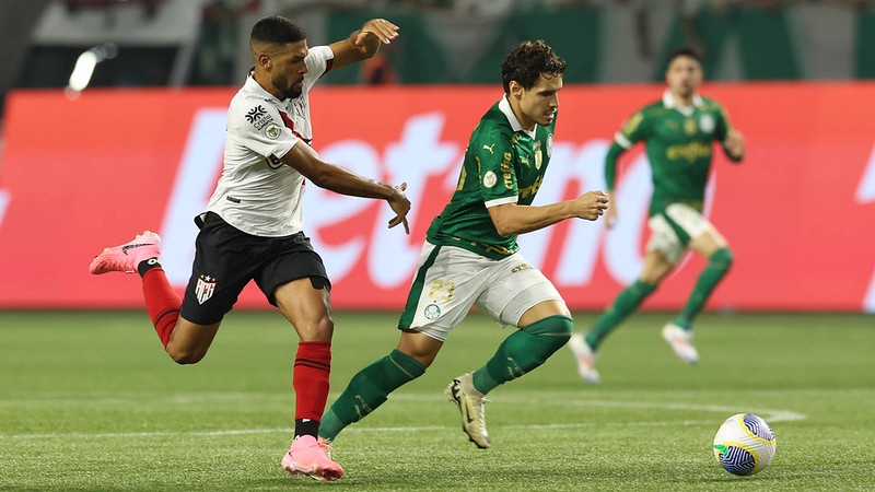 O jogador Raphael Veiga, do Palmeiras, disputa bola com o jogador do Atlético Goianiense, durante partida válida pela décima sexta rodada, do Campeonato Brasileiro