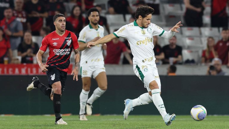 O jogador Raphael Veiga, do Palmeiras, disputa bola com o jogador do Athletico