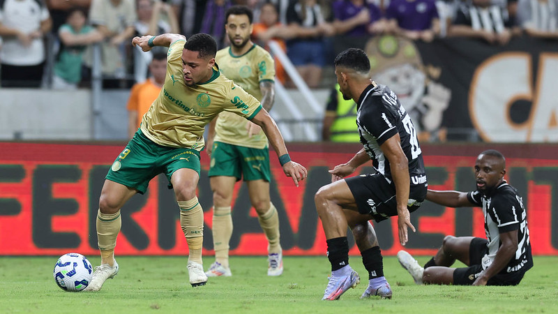 O jogador Vitor Roque, da SE Palmeiras, disputa bola com o jogador do Ceará SC, durante partida válida terceira fase, da Copa do Brasil, na Arena Ca