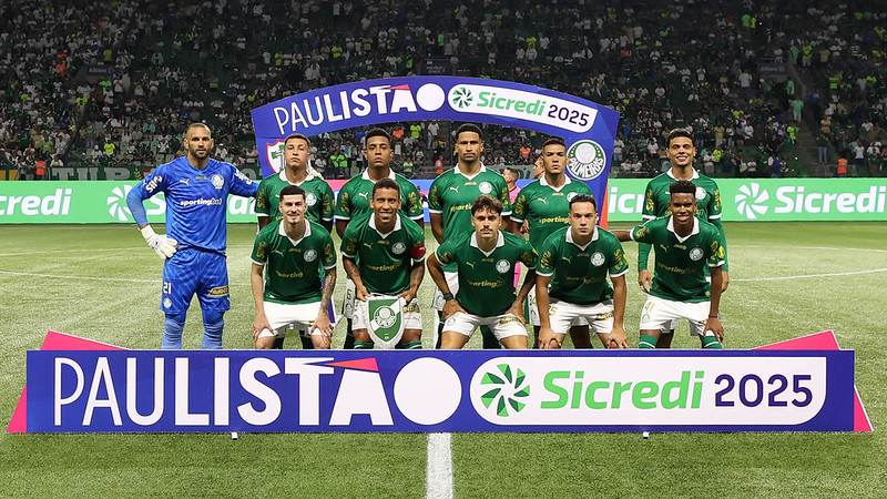 O time da SE Palmeiras, posa para foto em jogo contra a equipe da Portuguesa de Desportos, durante partida válida pela fase de grupos, do Campeonato Paulista