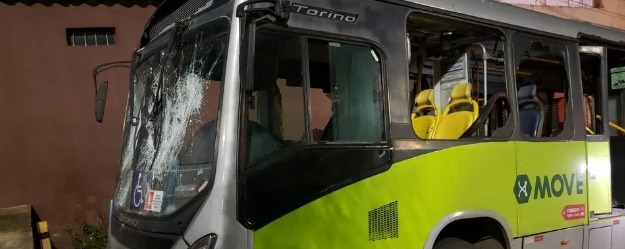 Ônibus ficou destruído após emboscada protagonizada por torcedores do Cruzeiro