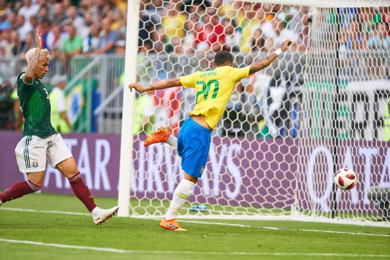 Brasil 2 x 0 México, oitavas de final da Copa do Mundo de 2018. Foto: Peter Schatz/Alamy Live News