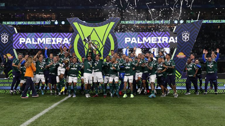 Palmeiras levanta a taça de Campeão Brasileiro de 2022