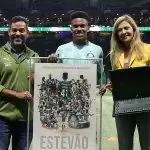 Palmeiras homenageia Estêvão pelo seu último jogo no Allianz Parque