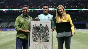 Palmeiras homenageia Estêvão pelo seu último jogo no Allianz Parque