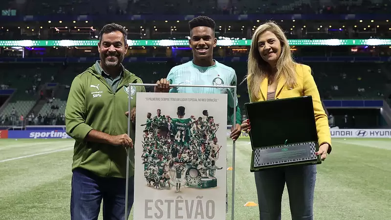 Palmeiras homenageia Estêvão pelo seu último jogo no Allianz Parque