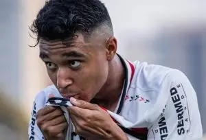 Jogador Pedro Severino beija a camisa do Red Bull Bragantino