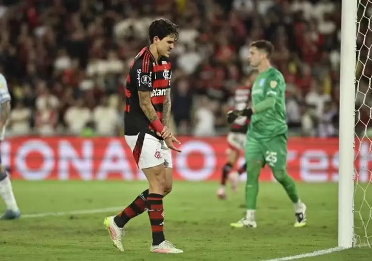 Pedro com dor na mão em Flamengo x Racing pela Libertadores 2025
