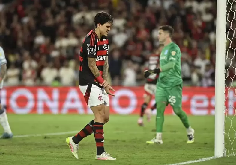 Pedro com dor na mão em Flamengo x Racing pela Libertadores 2025