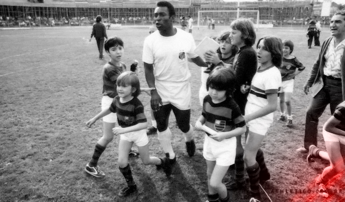 Pelé disputou três partidas contra Athletico Paranaense, vencendo duas. Foto: Sérgio Sade/ Acervo histórico Athletico Paranaense