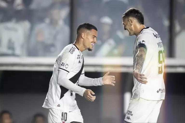 Phillippe Coutinho e Vegetti comemoram classificação do Vasco na Copa do Brasil 2025