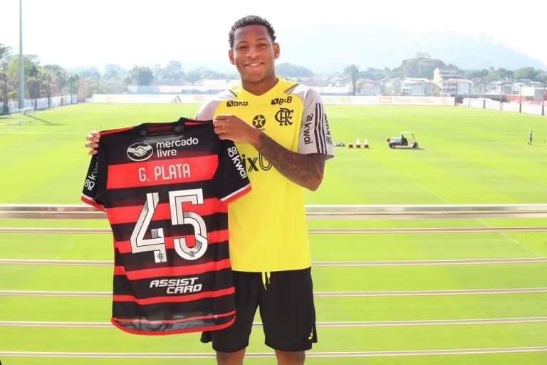 Plata com a camisa 45 do Flamengo em primeiro dia no Ninho