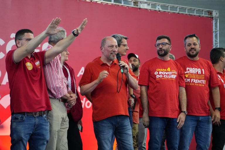 Presidente do Internacional, Alessandro Barcelos, discursa para os torcedores