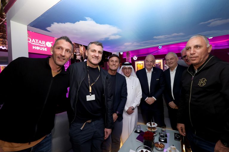 Famoso e estrelas do futebol participam de evento da Qatar Airways para sorteio da FIFA Legends Cup