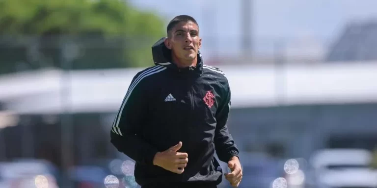 Sérgio Rochet corre no gramado