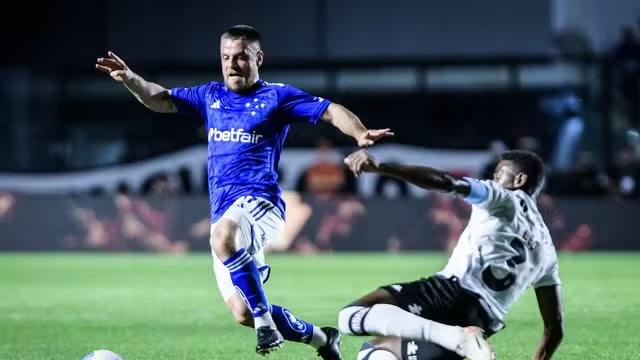 Ramiro, volante do Cruzeiro, tenta avançar com a bola no jogo contra o Vasco