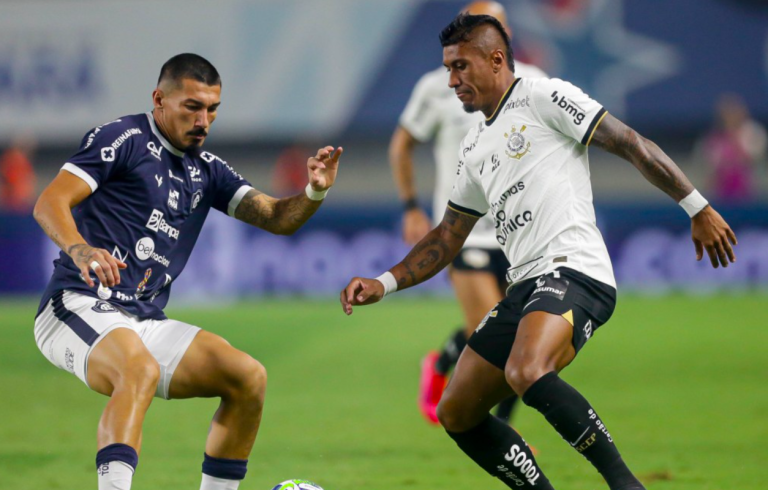 Disputa de bola em Remo 2-0 Corinthians, de 2023