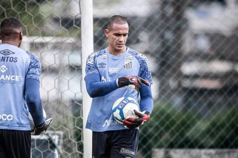 Renan durante treino do Santos