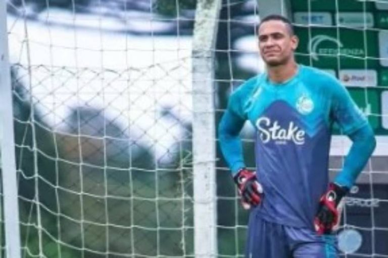 Goleiro Renan, do Juventude