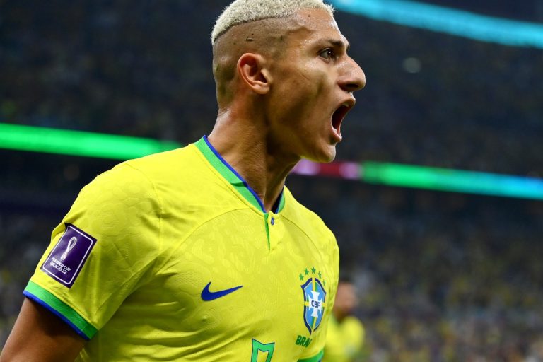 Richarlison, do Brasil, comemora o primeiro gol no jogo