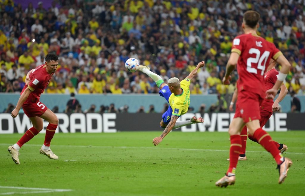 Richarlison faz o segundo gol do Brasil contra a Sérvia