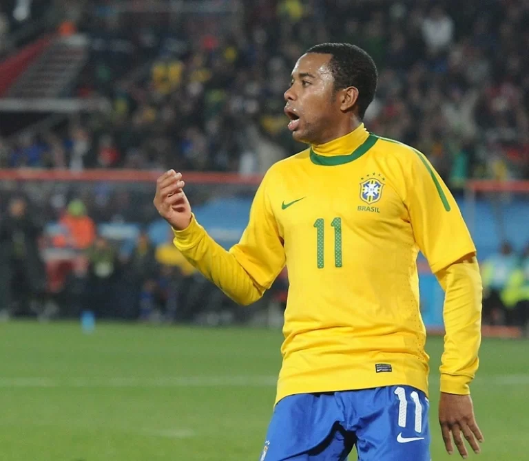 Robinho atuando pela seleção brasileira