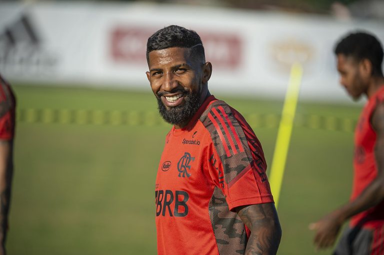 Rodinei com a camisa do Flamengo