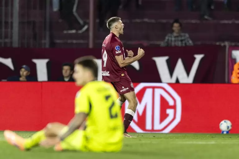 Rodrigo Castillo do Lanús comemora gol na partida contra a Universidad de Chile pela Sul Americana 2025