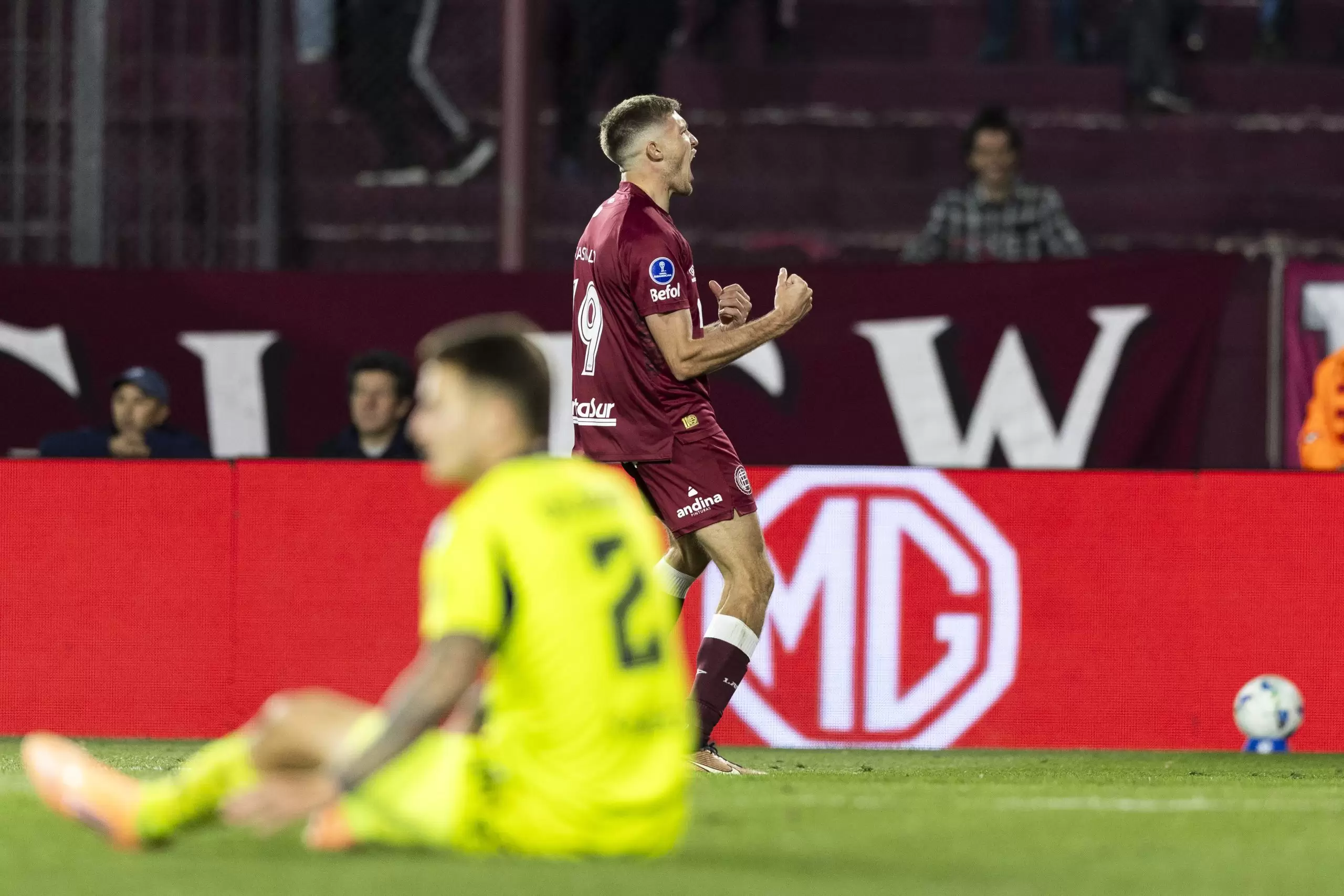 Rodrigo Castillo do Lanús comemora gol na partida contra a Universidad de Chile pela Sul Americana 2025