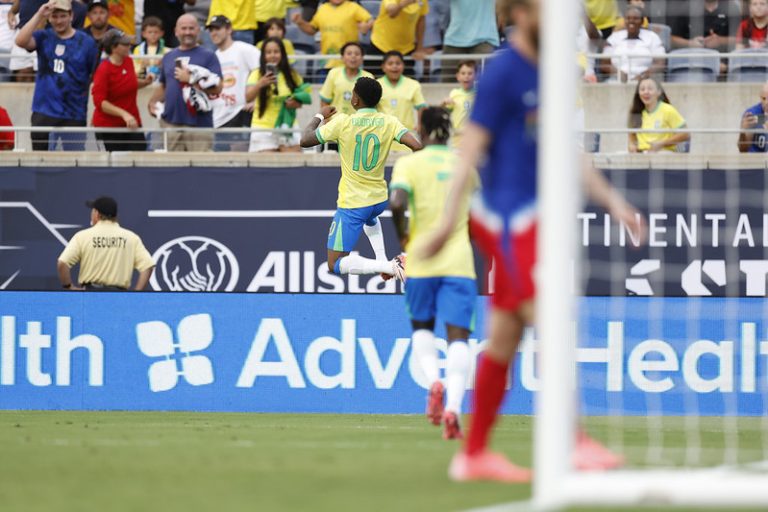 Rodrygo comemora gol em EUA 1 x 1 Brasil