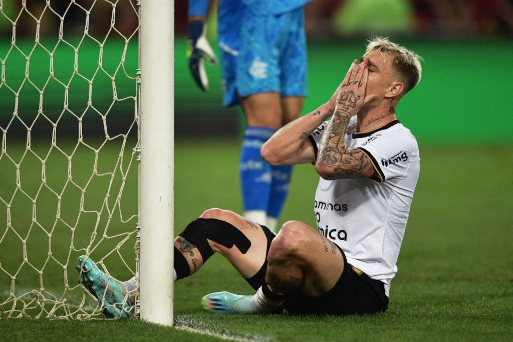 Roger Guedes lamenta gol perdido. Foto: Getty Images