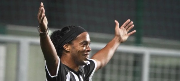 Ronaldinho com a camisa do Atlético-MG