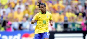 Ronaldinho Gaúcho em ação pela seleção brasileira