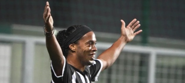 Ronaldinho Gaúcho com a camisa do Atlético-MG