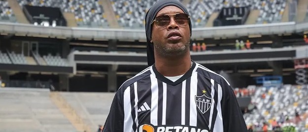 Ronaldinho Gaúcho com a camisa do Atlético-MG