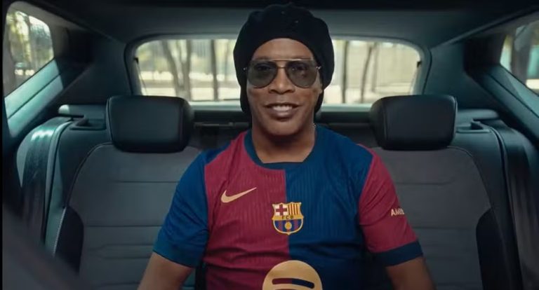 Ronaldinho com a nova camisa do Barcelona