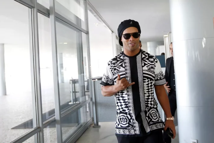 Em outro rolê aleatório, Ronaldinho surpreende e está em reality show na Turquia