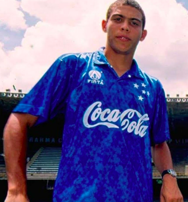 Ronaldo Fenômeno com a camisa do Cruzeiro, em foto de 1993