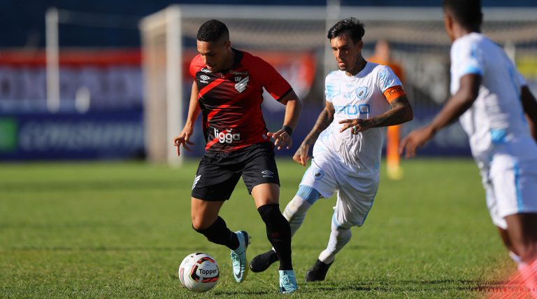 Athletico Paranaense mantém liderança e invencibilidade e passa por cima do Londrina. Foto: Cahuê Miranda/athletico.com.br