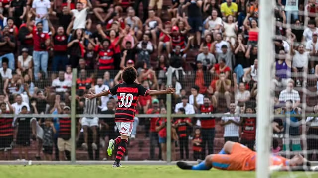 Ryan Roberto comemora com a torcida do Flamengo na Copinha 2025