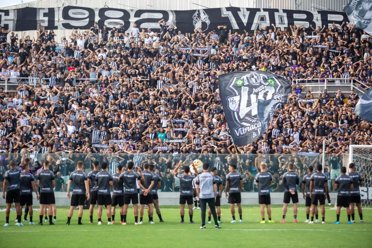 Torcida e time do Ceará durante treino aberto em 2025. Foto: Felipe Santos/Ceará SC